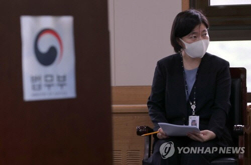 박범계 법무부 장관이 7월 14일 경기도 과천 법무부 청사에서 피의사실 공표 방지 방안 등을 포함한 검찰 수사관행 개선방안을 발표하는 가운데 임은정 감찰담당관이 배석해 자료를 살펴보고 있다. [연합뉴스]